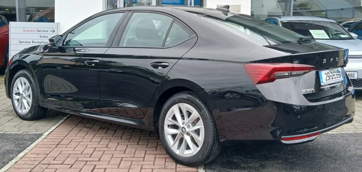 Skoda Octavia Selection 2.0TDI 115HP **REAR VIEW C - Image 4