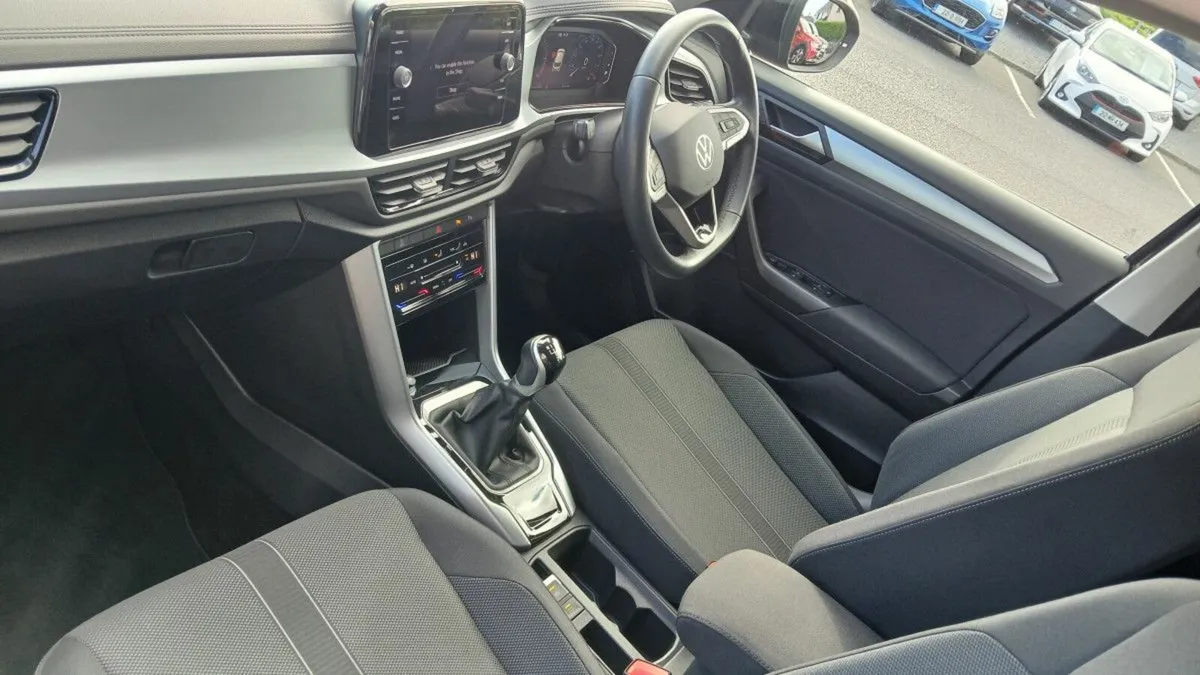 Volkswagen T-Roc Life 2.0 TDI 116HP **PARKING SENS - Image 3