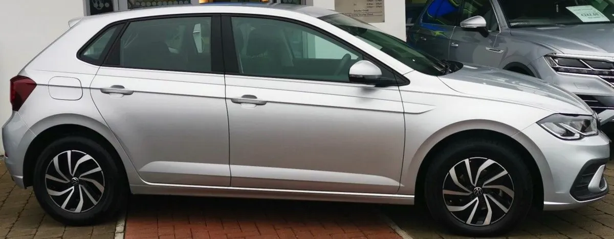 Volkswagen Polo Life 1.0 TSI 95HP **REARVIEW CAMER - Image 2