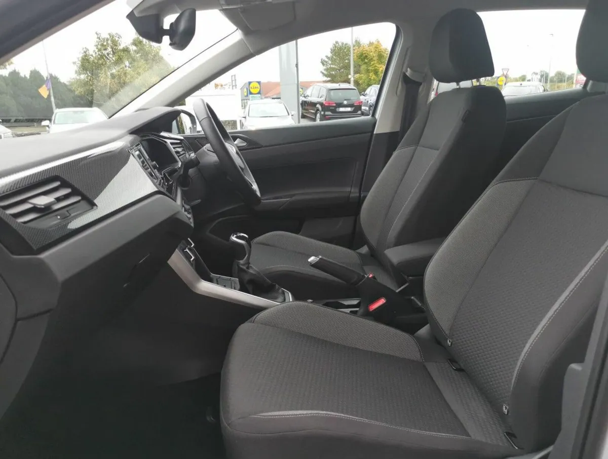 Volkswagen Polo Life 1.0 TSI 95HP **REARVIEW CAMER - Image 3
