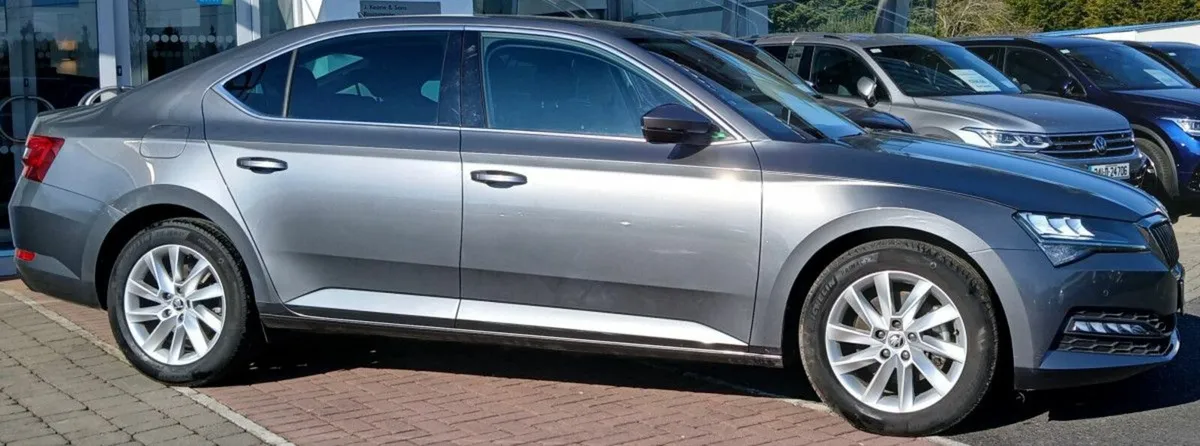 Skoda Superb Superb Ambition 2.0TDI 150HP DSG **RE - Image 2