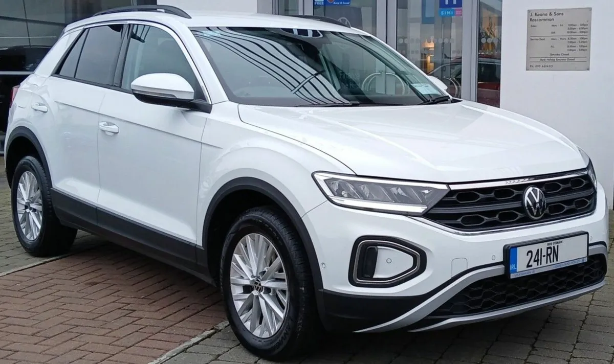 Volkswagen T-Roc Life 2.0 TDI 116HP **REARVIEW CAM - Image 1