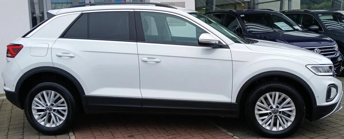 Volkswagen T-Roc Life 2.0 TDI 116HP **REARVIEW CAM - Image 2
