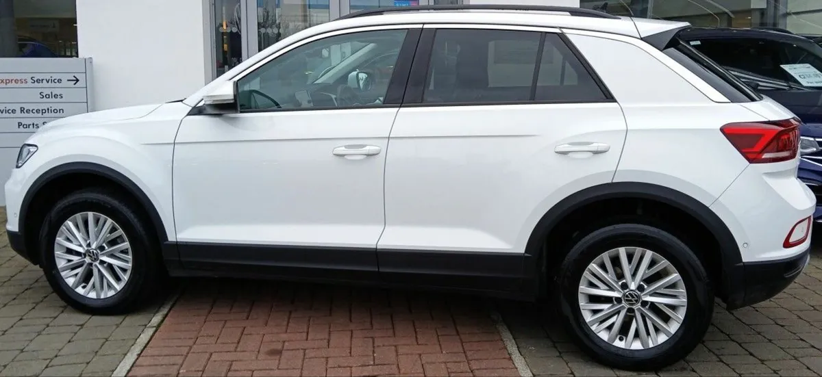 Volkswagen T-Roc Life 2.0 TDI 116HP **REARVIEW CAM - Image 4