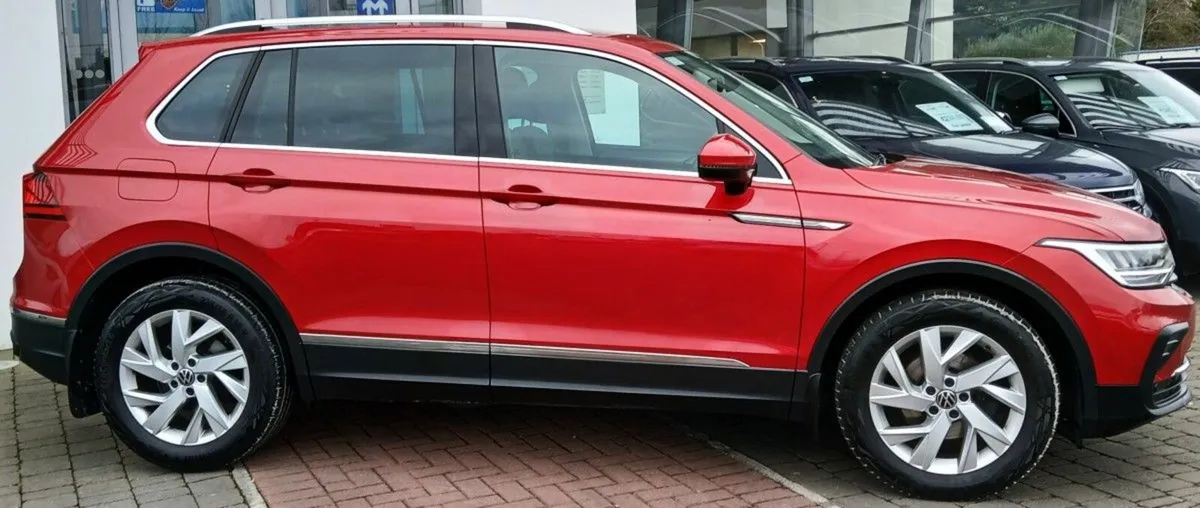 Volkswagen Tiguan Life 2.0 TDI 122HP **REARVIEW CA - Image 2