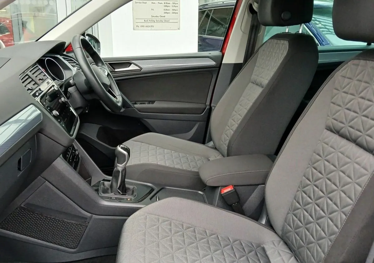 Volkswagen Tiguan Life 2.0 TDI 122HP **REARVIEW CA - Image 3