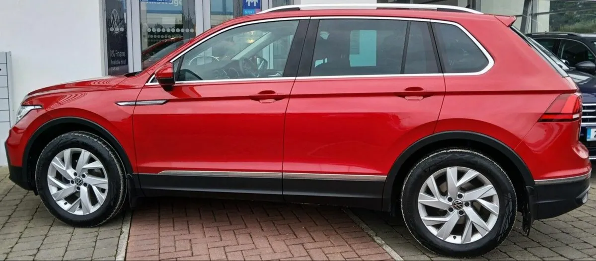 Volkswagen Tiguan Life 2.0 TDI 122HP **REARVIEW CA - Image 4