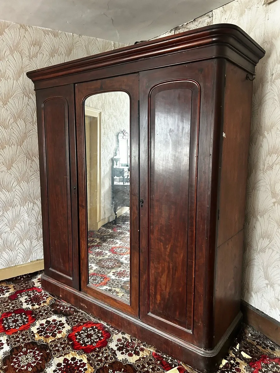 Antique wardrobe - Image 1