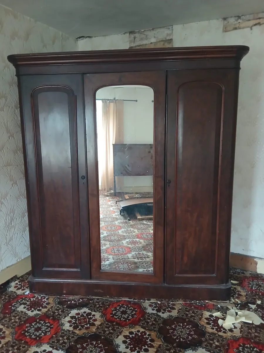 Antique wardrobe - Image 2