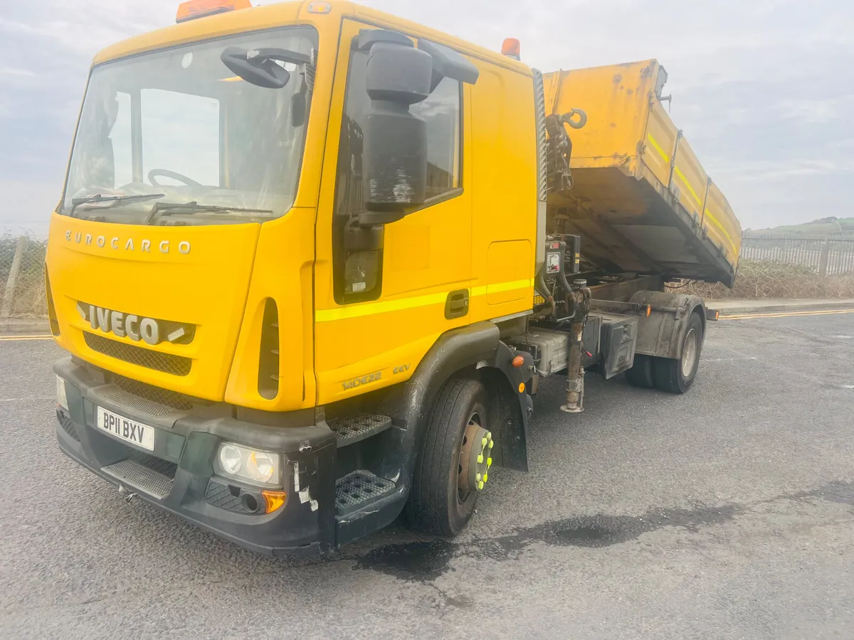 2011 Iveco eurocargo 14/220 tipper grab crane - Image 2
