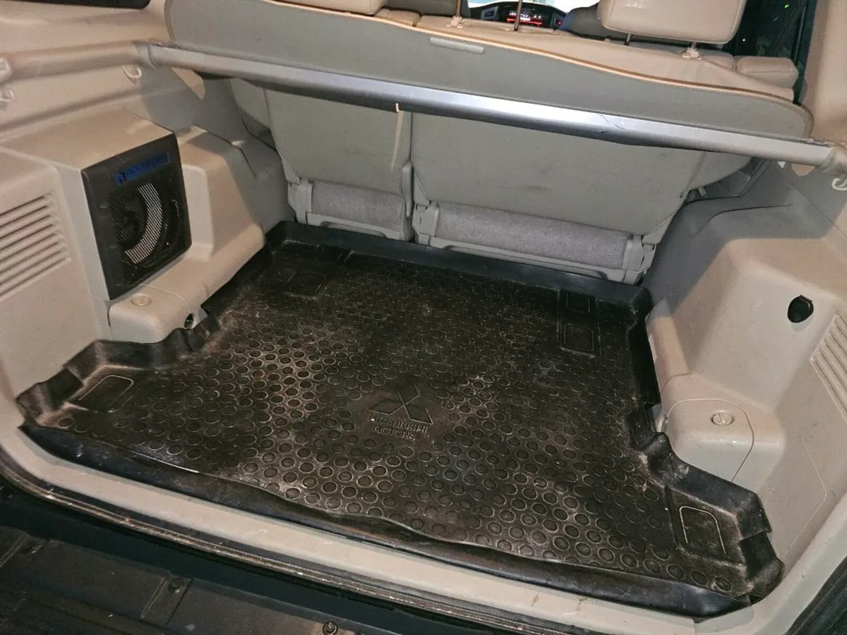 Mitsubishi pajero 5 seater(commercial road tax) - Image 3