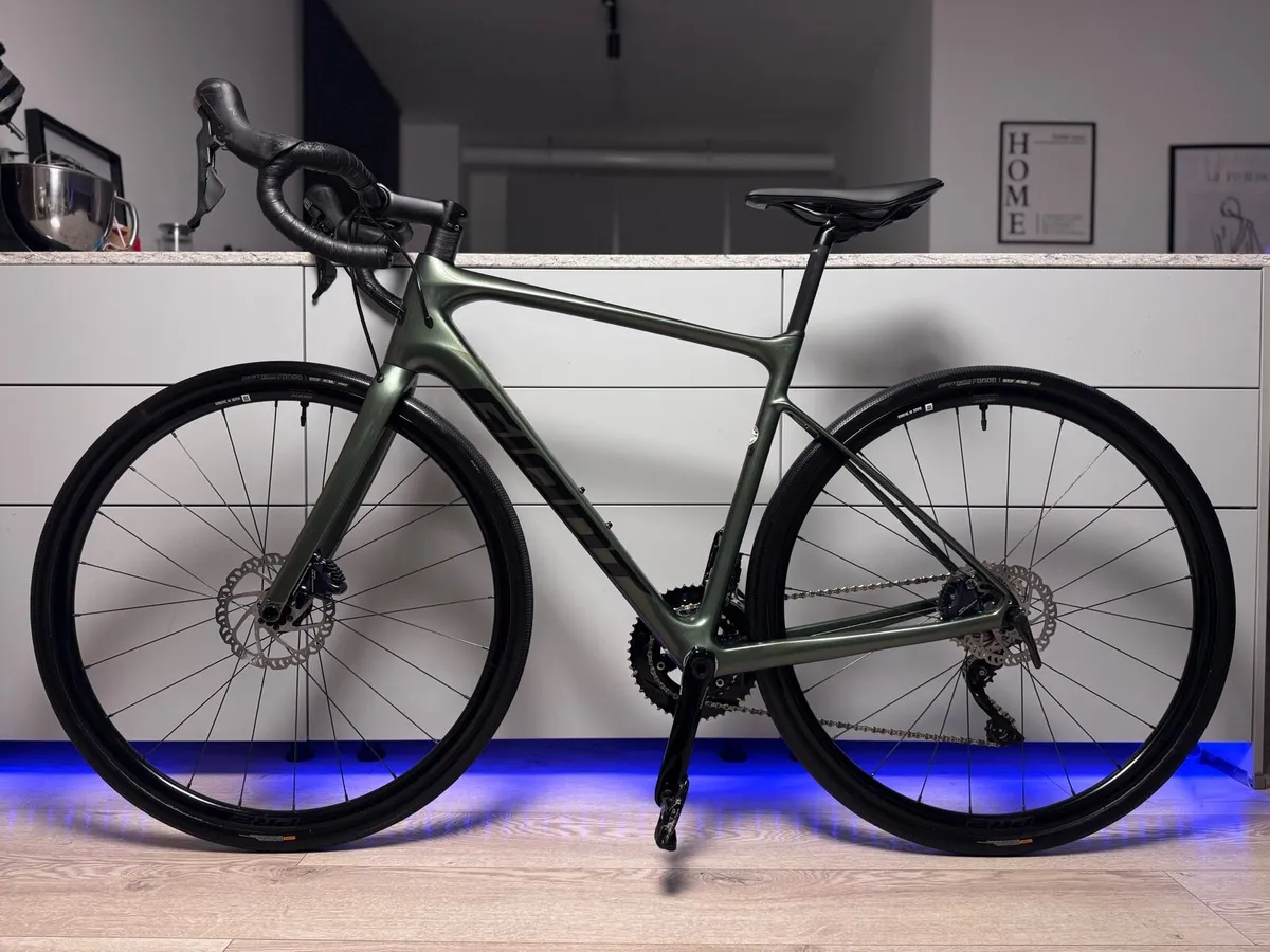 GIANT Defy Advanced 1 Full Carbon Road Bike - Image 2