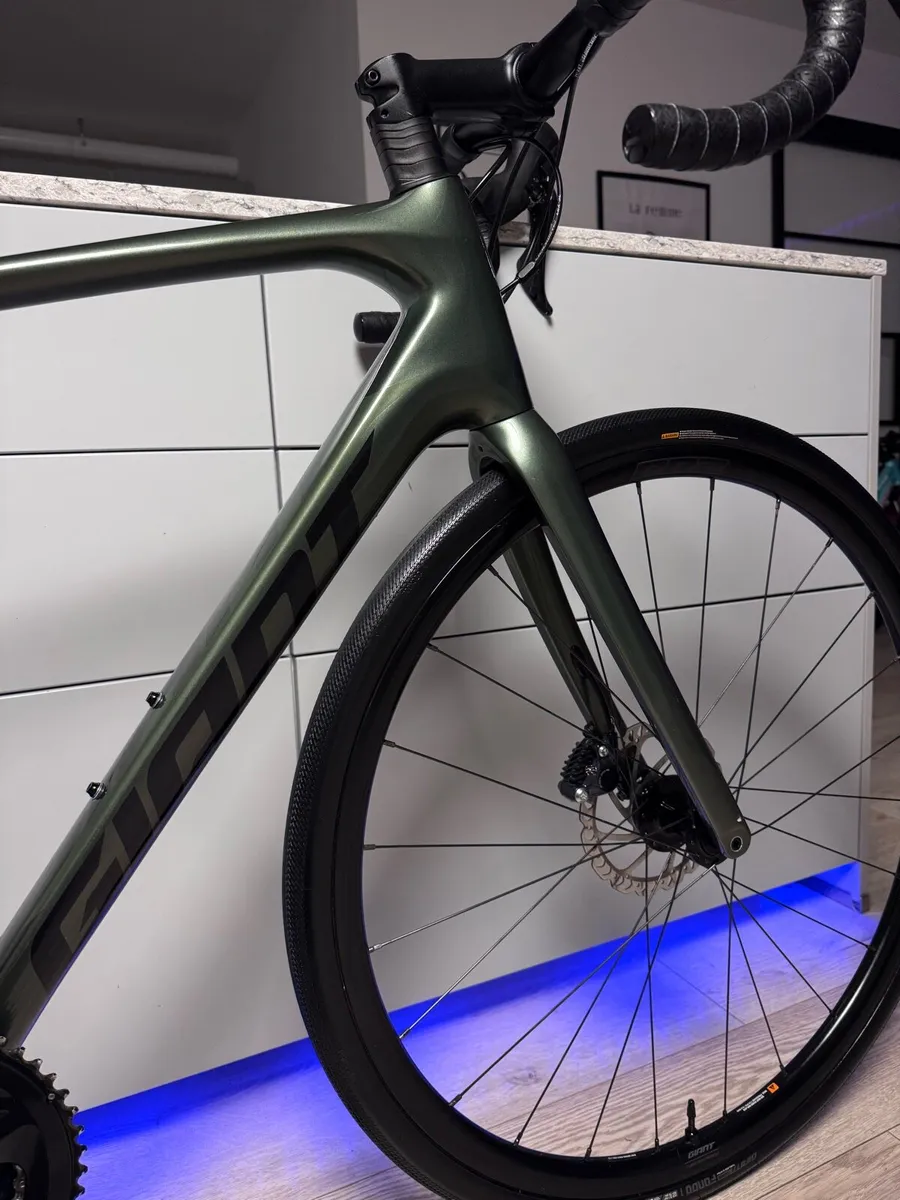 GIANT Defy Advanced 1 Full Carbon Road Bike - Image 3
