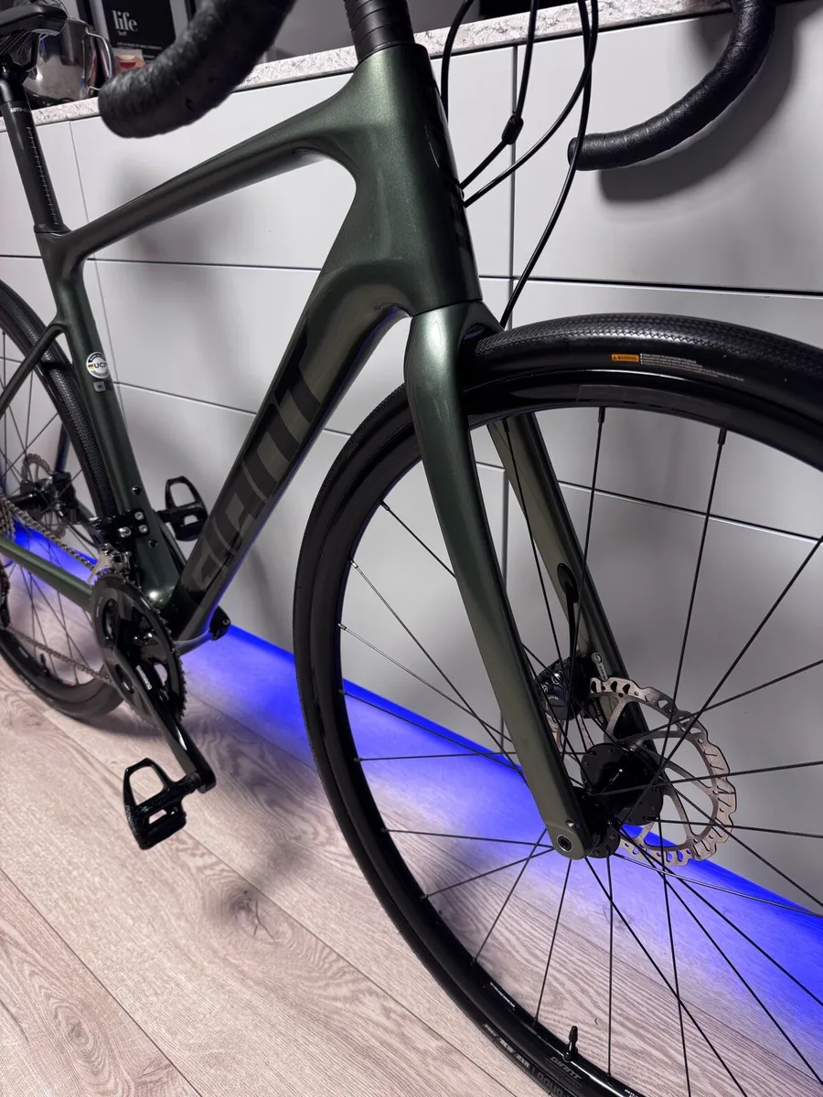 GIANT Defy Advanced 1 Full Carbon Road Bike - Image 4