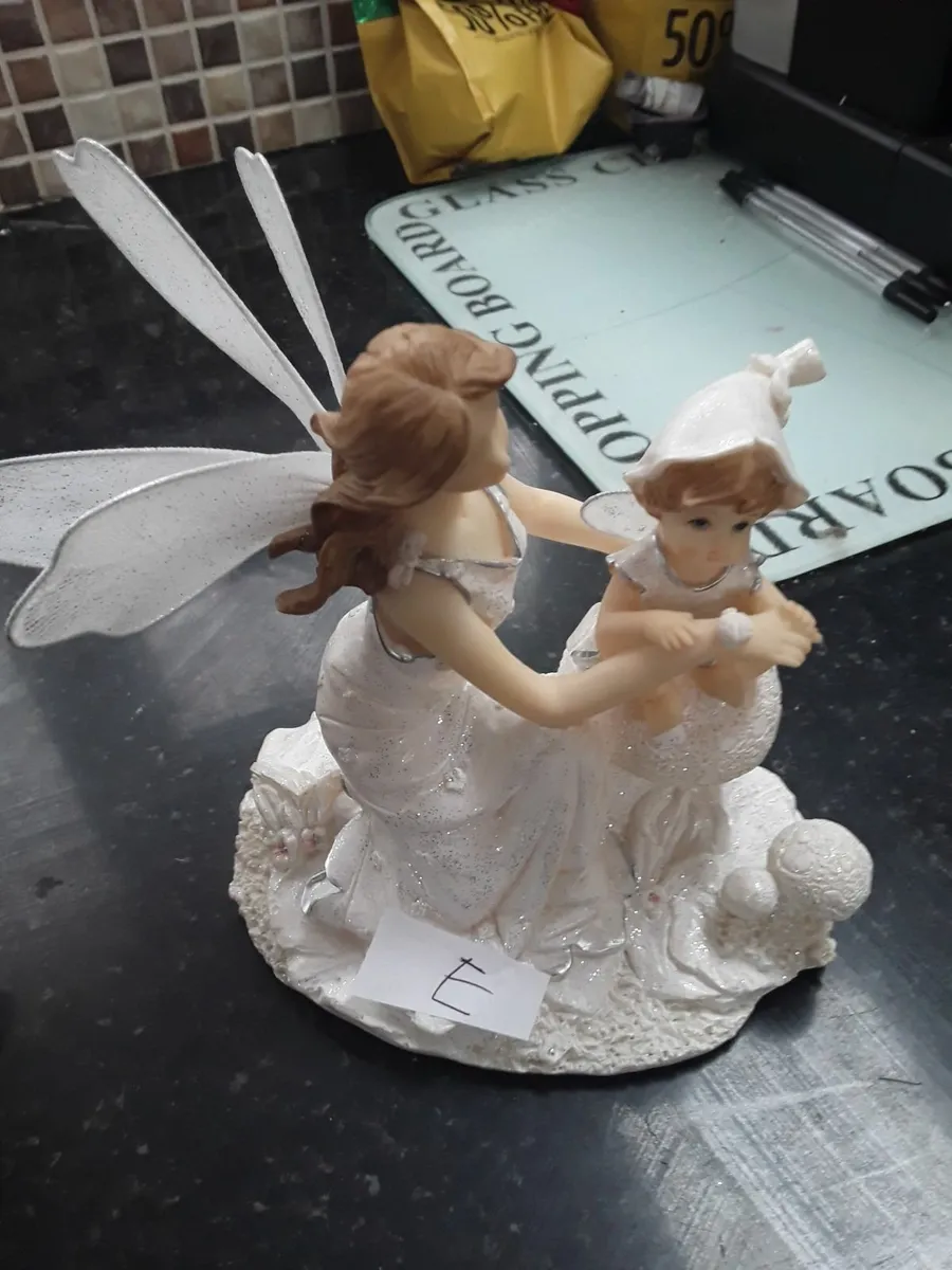 Good selection of porcelain figurines in boxes - Image 2
