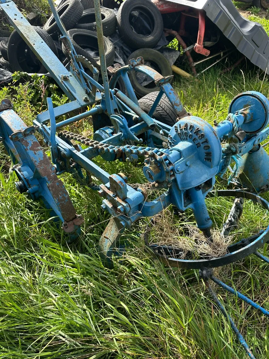 Selection of vintage ransomes plough potato picker - Image 4