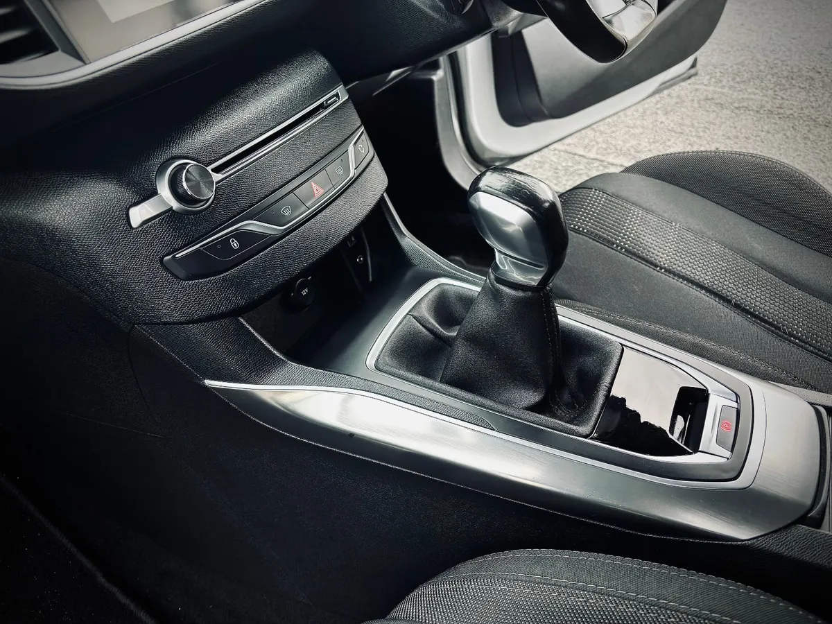 Peugeot 308 2016 - Image 2