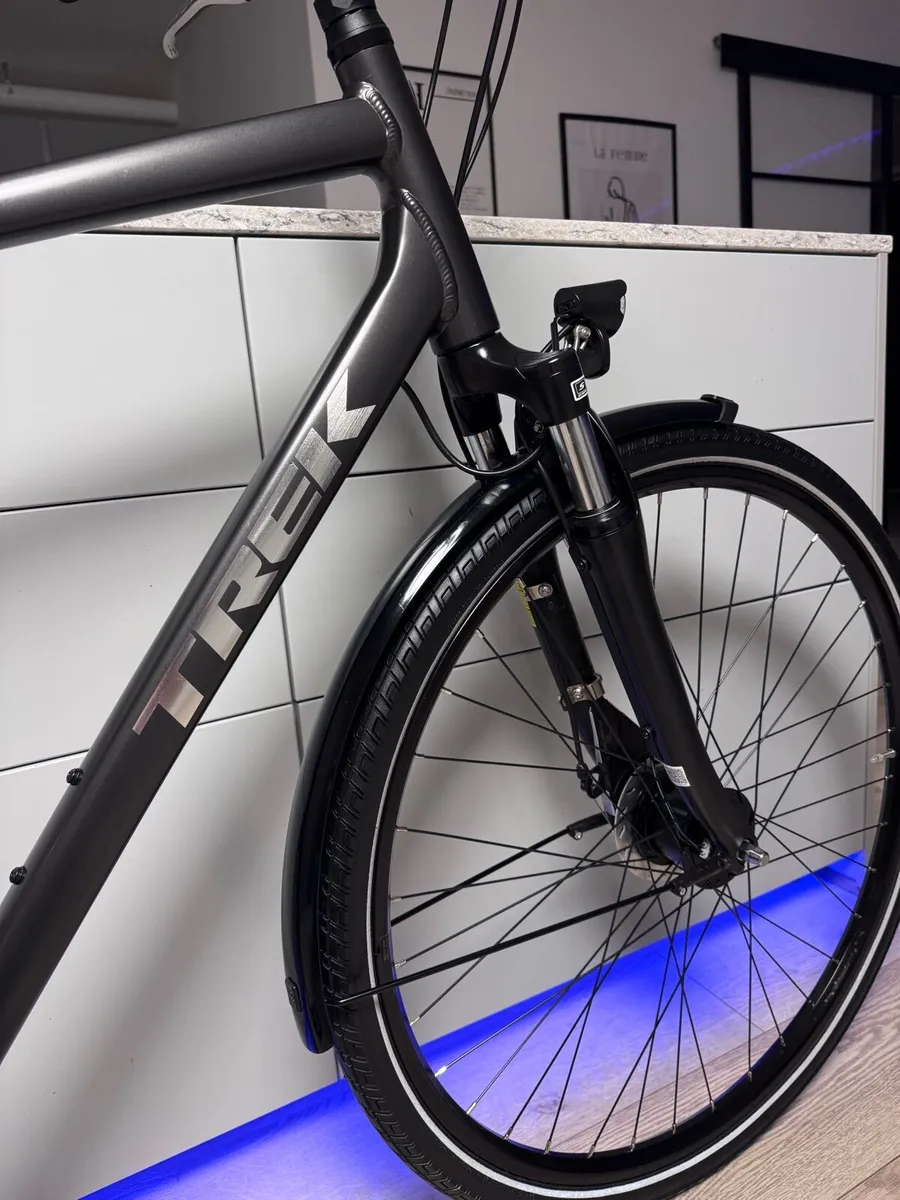 TREK District City Hybrid Bike (Fully Equipped) - Image 3