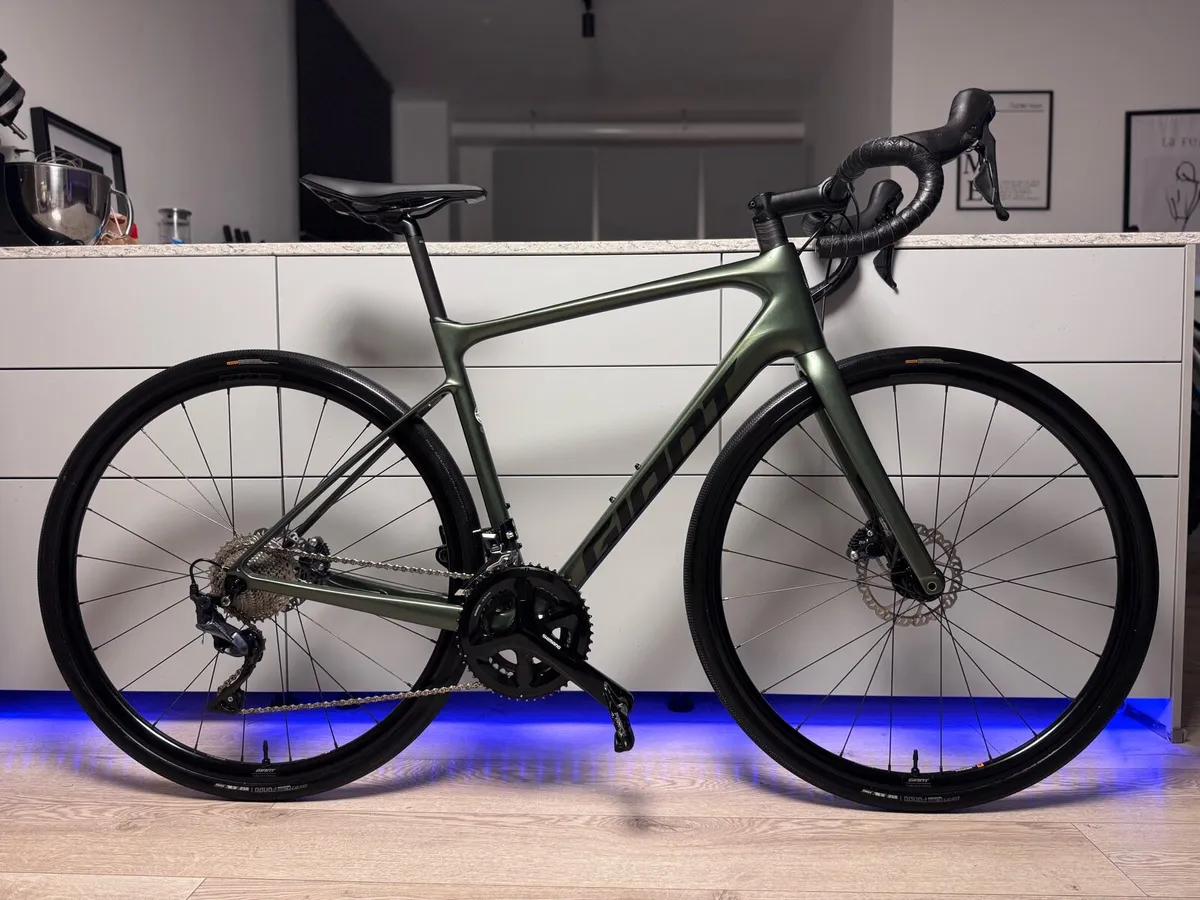 GIANT Defy Advanced 1 Full Carbon Road Bike - Image 1