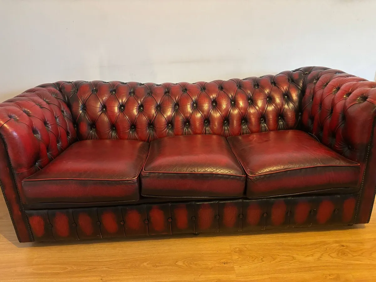 Red chesterfield suite of furniture - Image 1