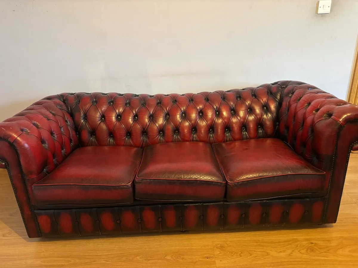 Red chesterfield suite of furniture - Image 2