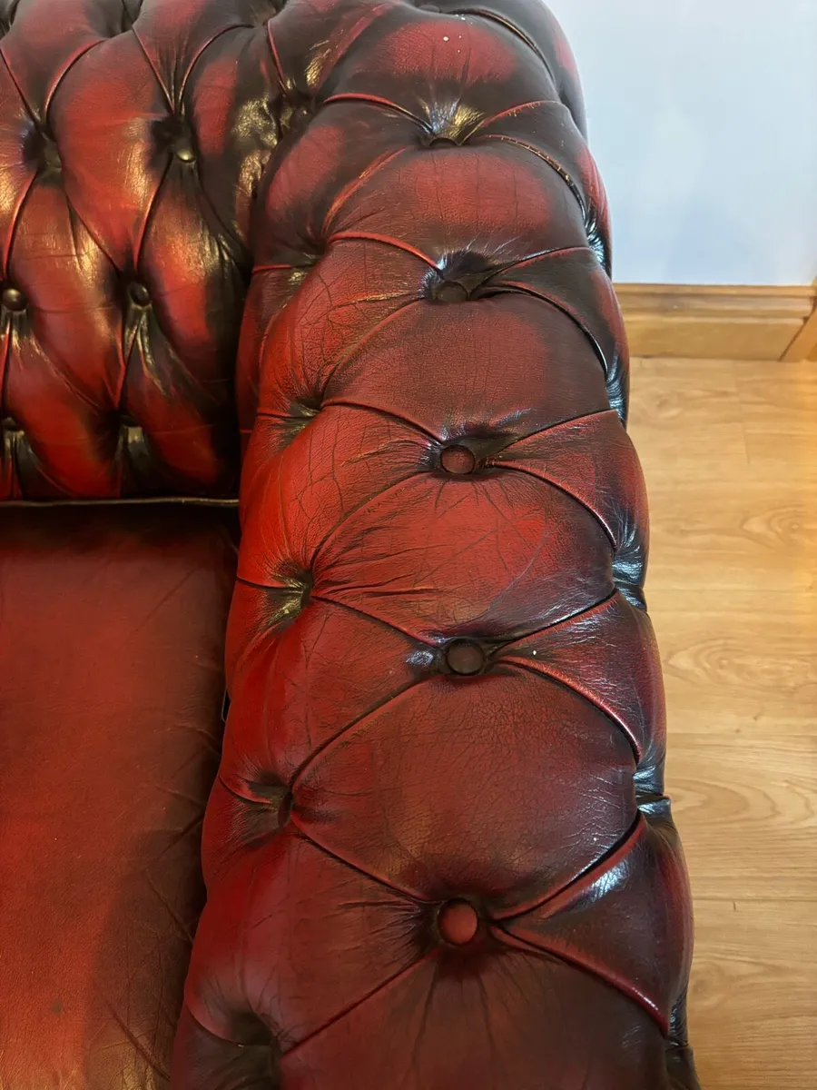 Red chesterfield suite of furniture - Image 3