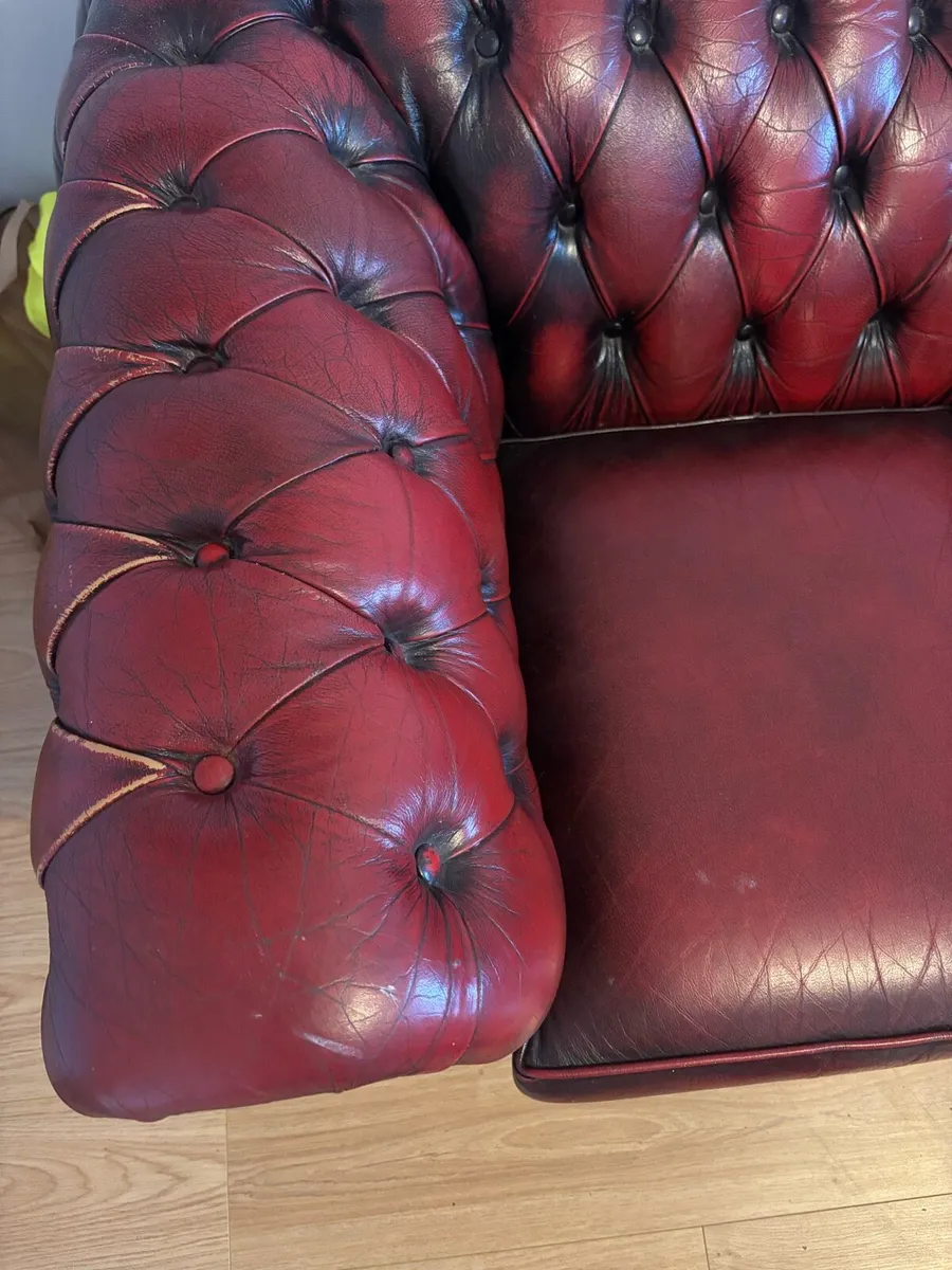 Red chesterfield suite of furniture - Image 4