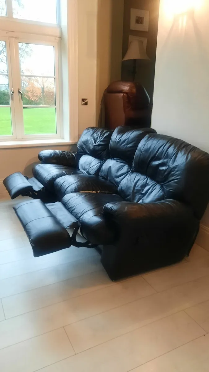 3 seater leather couch - Image 1