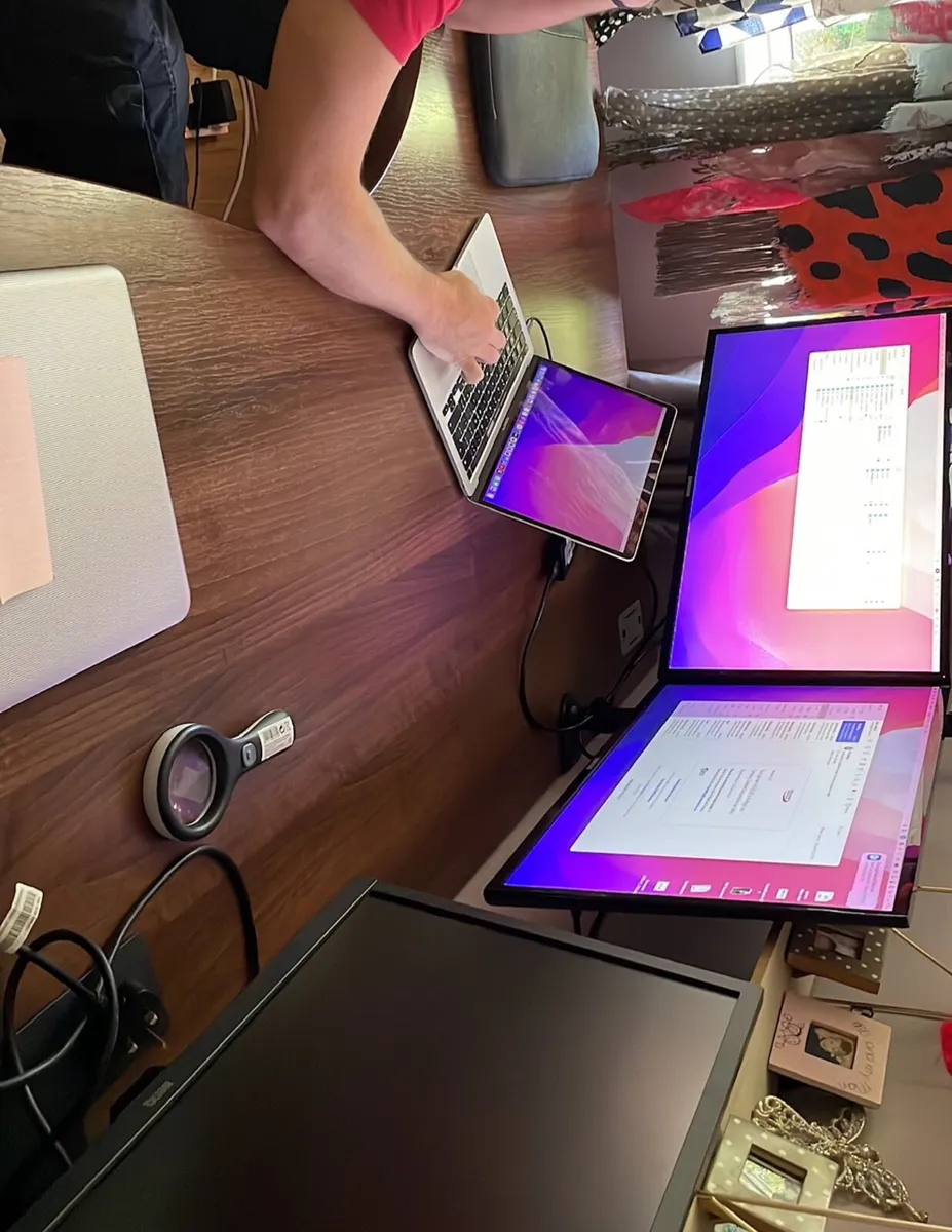 Office Table & Drawers - Image 1