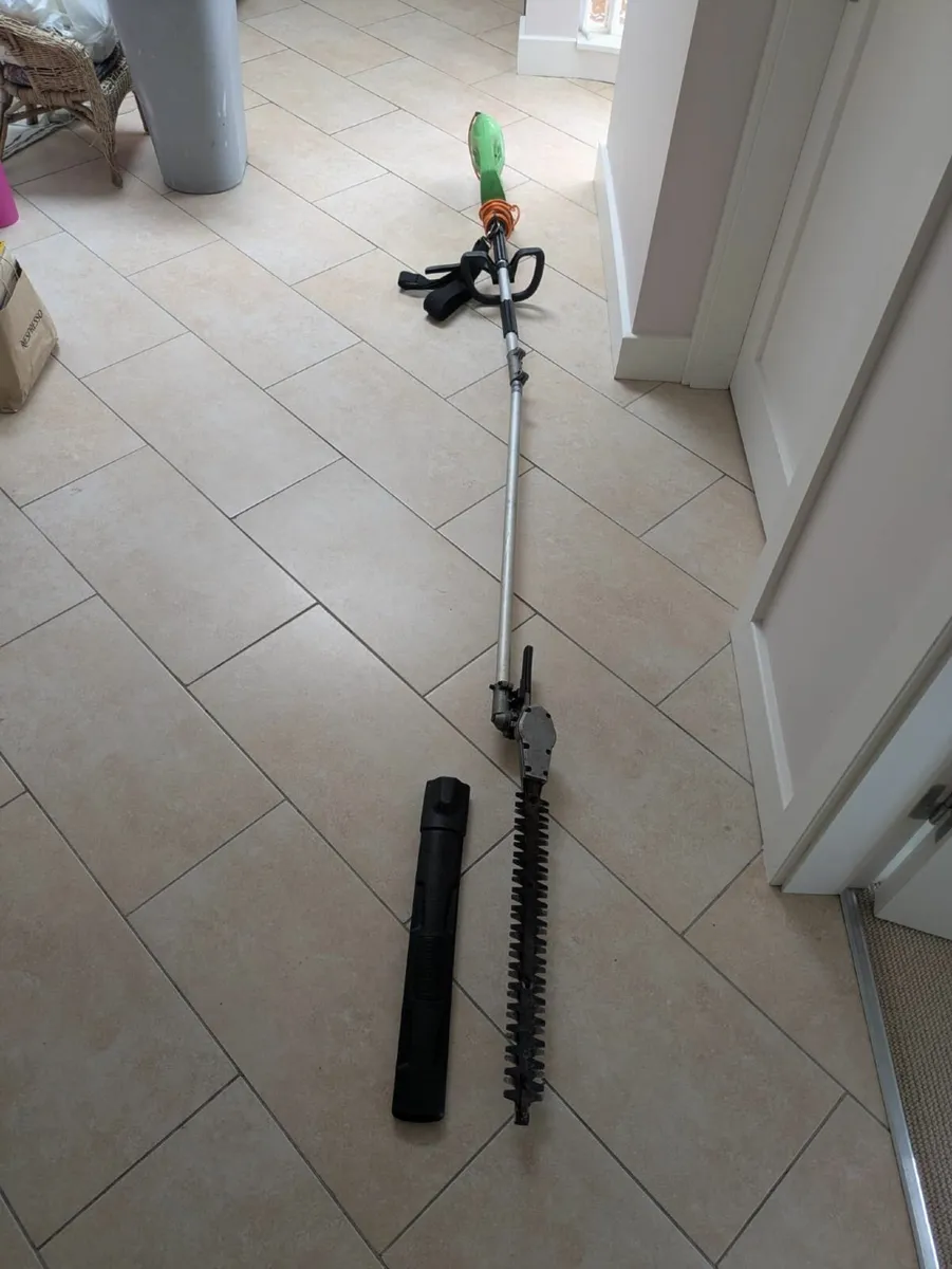 Extendable hedge trimmer - Image 1
