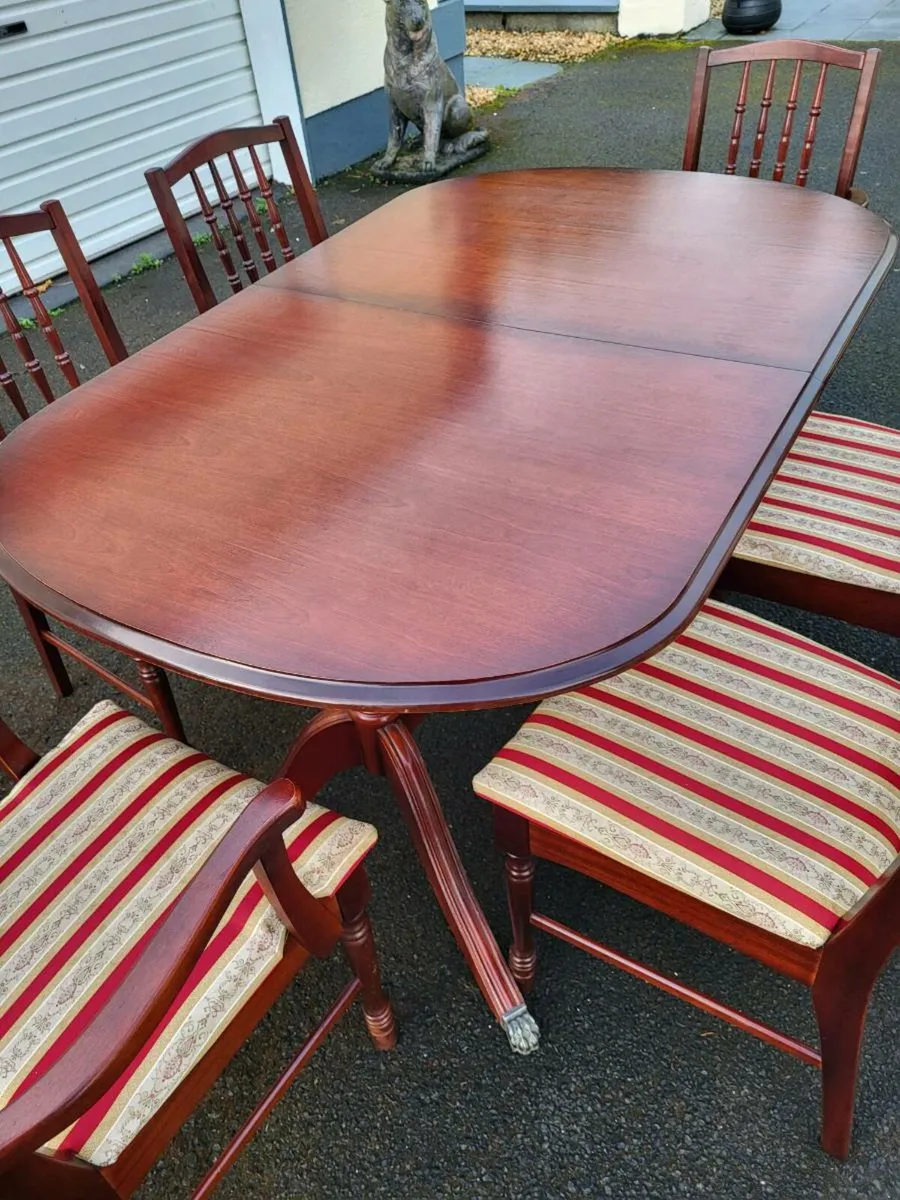Mahogany Extending Dining Table and six chairs - Image 1
