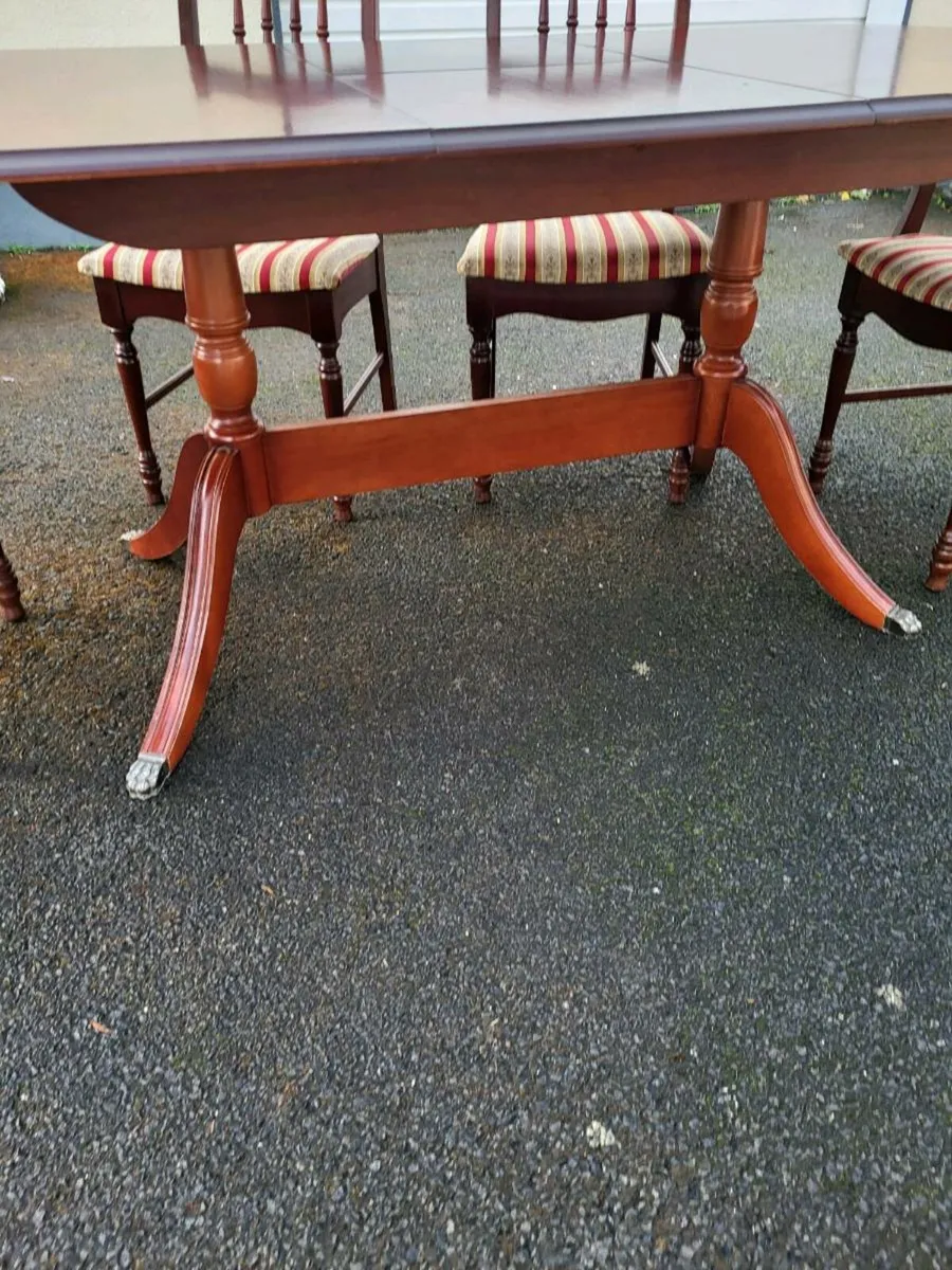 Mahogany Extending Dining Table and six chairs - Image 4