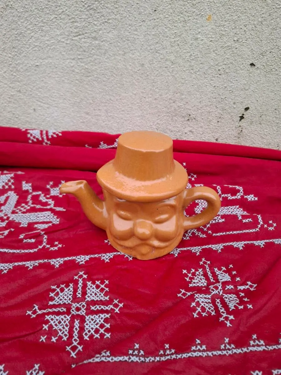 Small Novelty face tea pot postage possible - Image 1