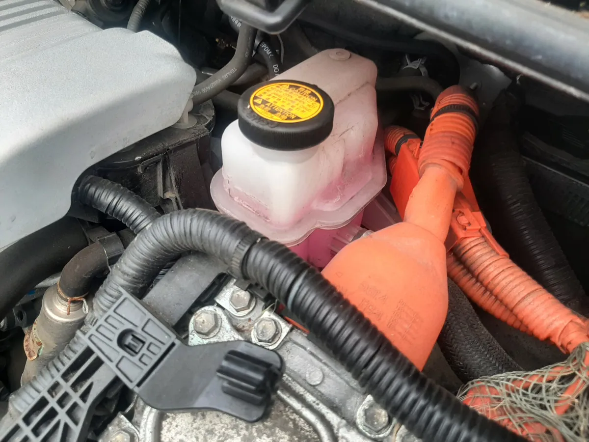 TOTOTA YARIS HYBRID AUTOMATIC  2014 - Image 4