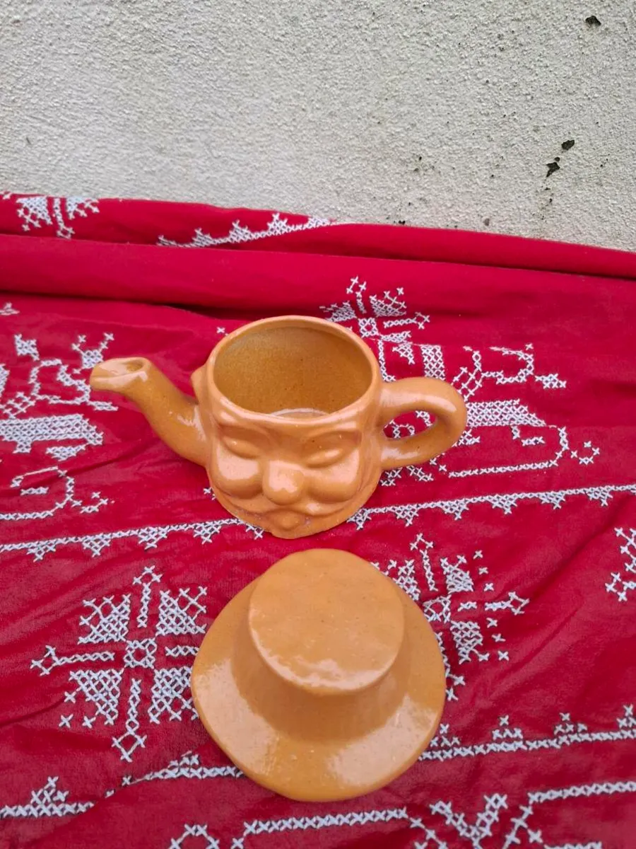 Small Novelty face tea pot postage possible - Image 2