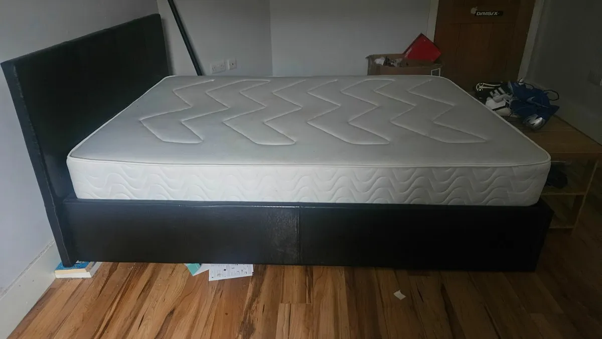 Double bed - Image 1