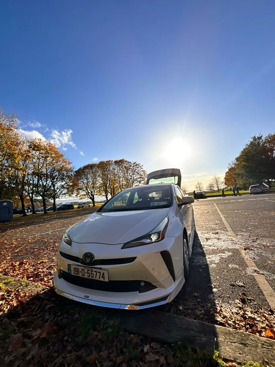 Toyota prius hybrid 2019 - Image 3