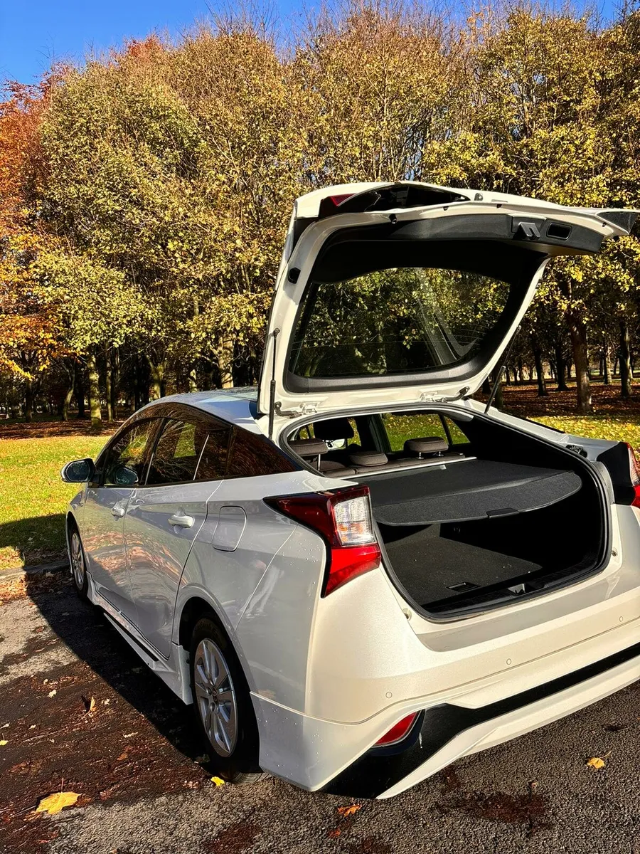 Toyota prius hybrid 2019 - Image 4