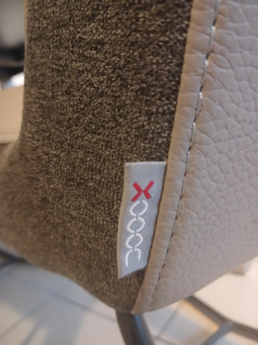 Table and chairs - Image 3