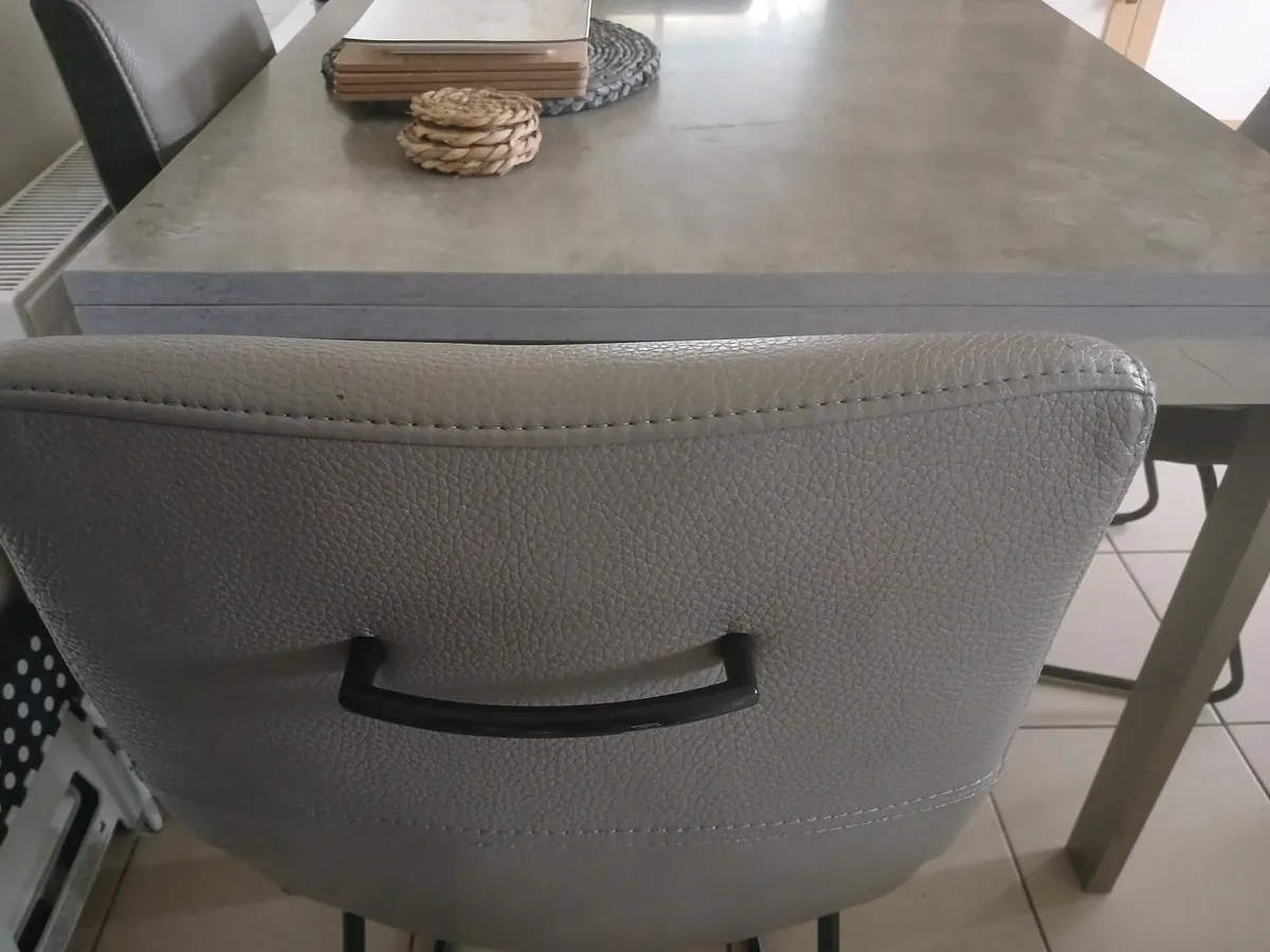 Table and chairs - Image 4