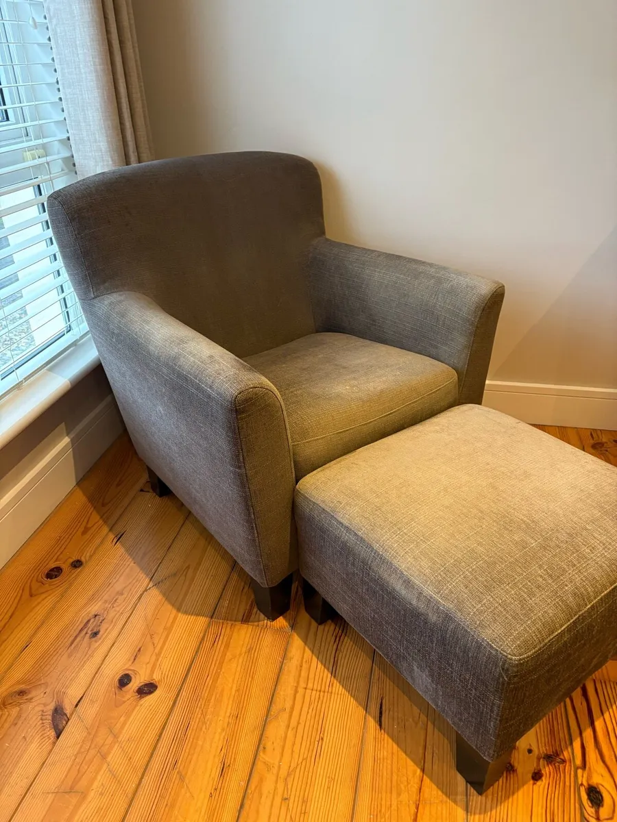 Armchair with poof - Image 1