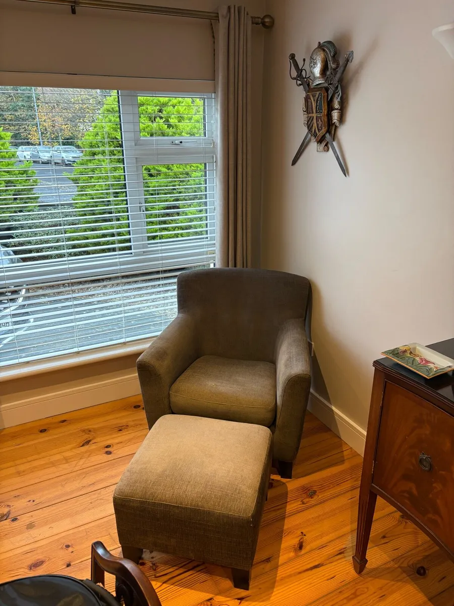 Armchair with poof - Image 3