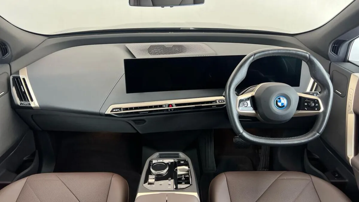 BMW IX XDRIVE40 M SPORT // BROWN LEATHER INTERIOR - Image 2