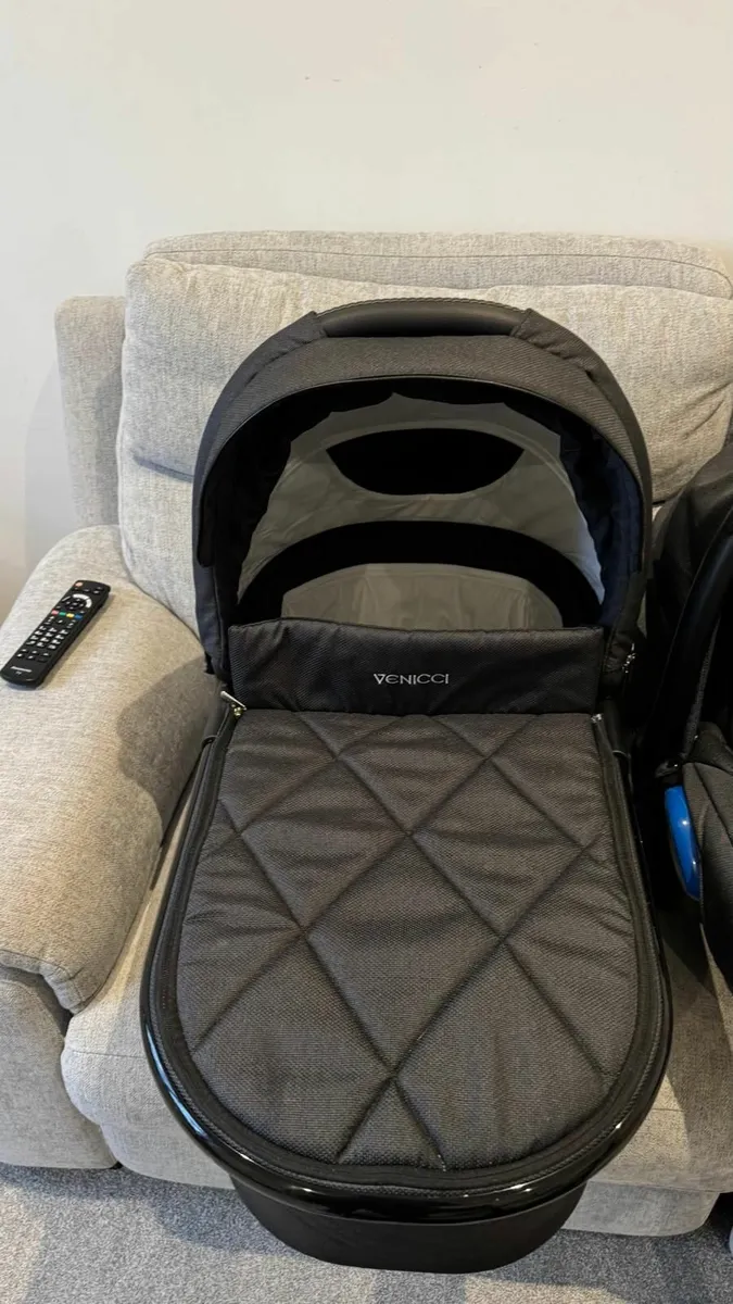 Venicci Travel System + Isofix Excellent Condition - Image 2