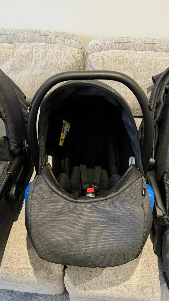 Venicci Travel System + Isofix Excellent Condition - Image 3