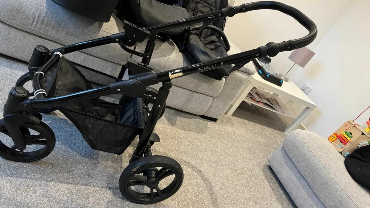 Venicci Travel System + Isofix Excellent Condition - Image 4