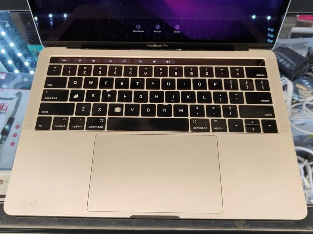 Apple MacBook Pro 13" TOUCH BAR/ Mid 2017 Silver i7 3.5GHz 16GB 512GB SSD A1706 (Battery Cycle: 447) - Image 4
