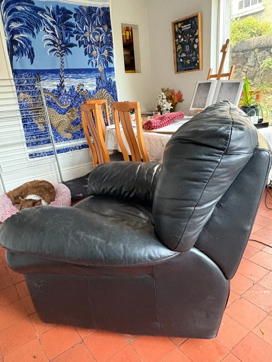 Lazy boy armchair - Image 1