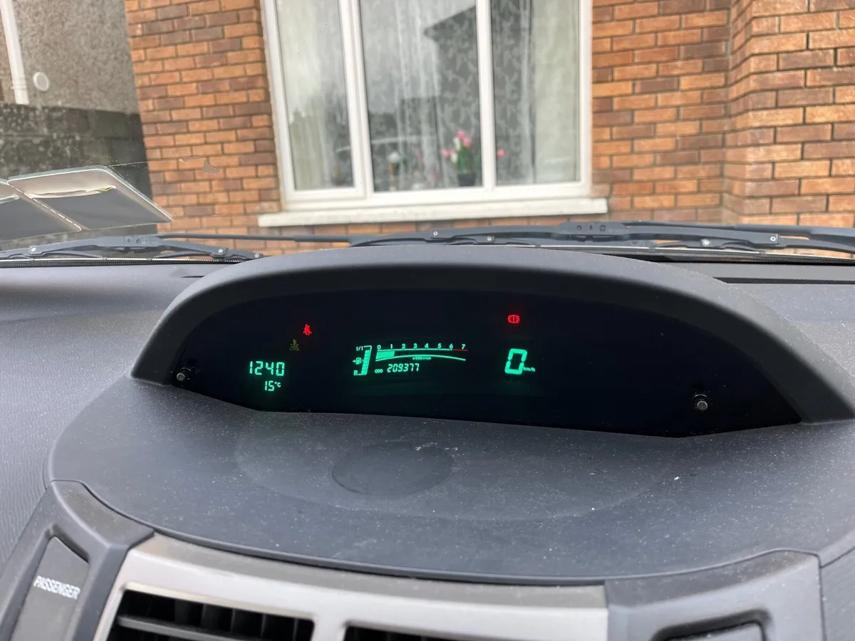 Toyota Yaris 2009 - Image 3