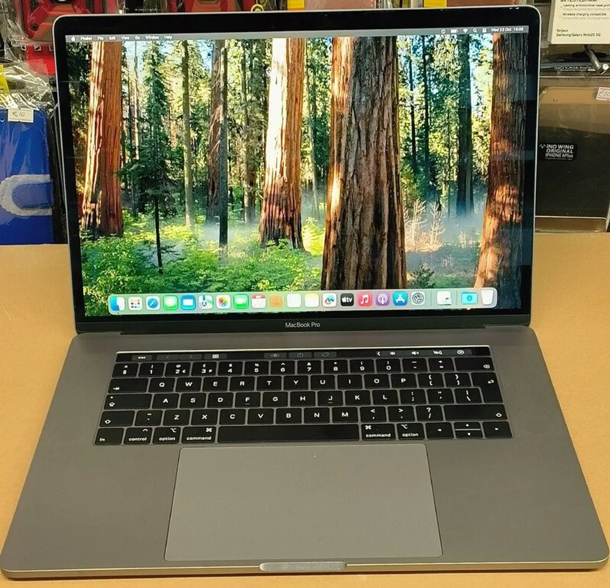 Touch 2018 MacBook Pro 15", Core i7 (i7-8850H) 2.60 GHz, 16GB RAM, 500GB SSD, Battery Cycle: 83 - Image 1